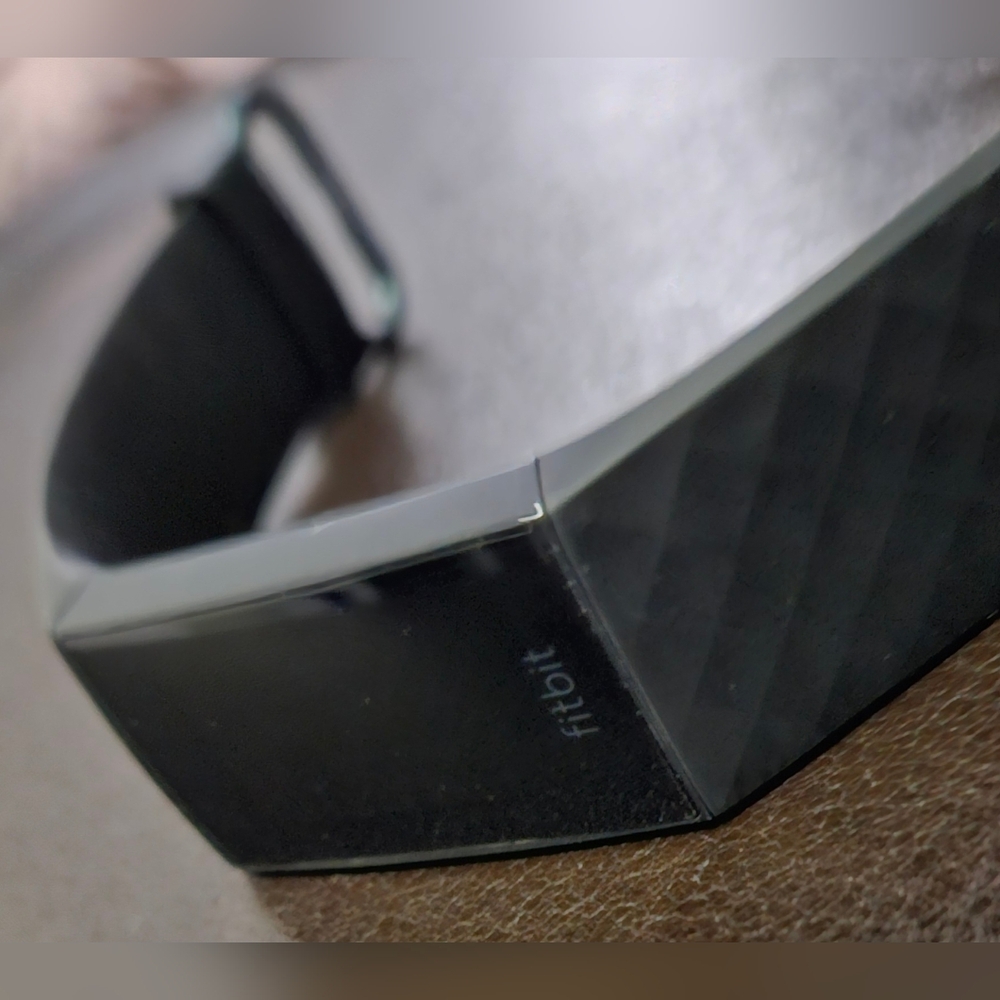Fitbit Charge 4 - Picture 2 of 2